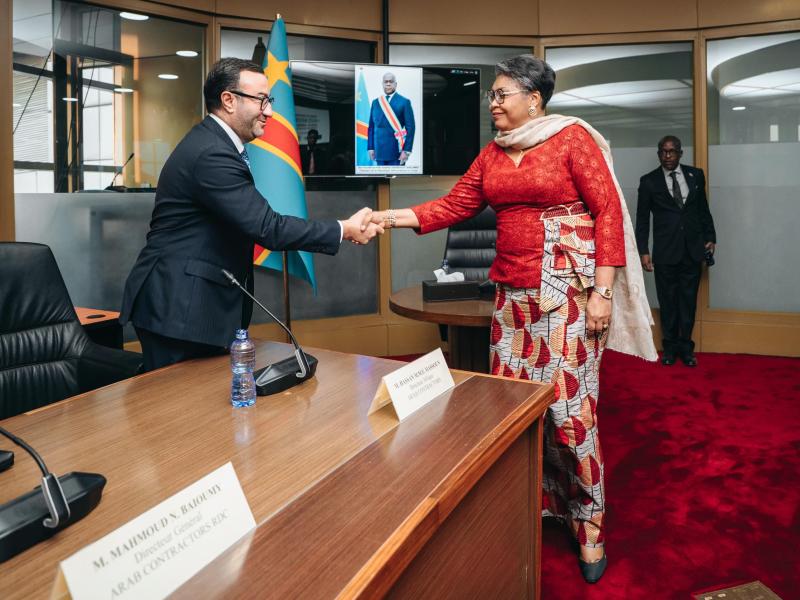 La Première ministre Judith Suminwa et Hassan Mohamed Hassoun, Directeur régional de l’entreprise Arab Contractors Sub-Sahara