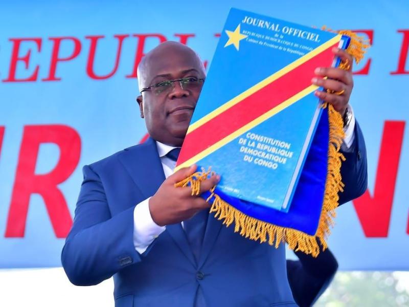 Félix Tshisekedi détenant la Constitution de la RDC lors de sa prestation de serment en tant que Président de la République