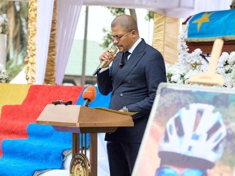 Le ministre des sports et loisirs, Didier Budimbu entrain de rendre hommage à Miguel Masaïsaï.