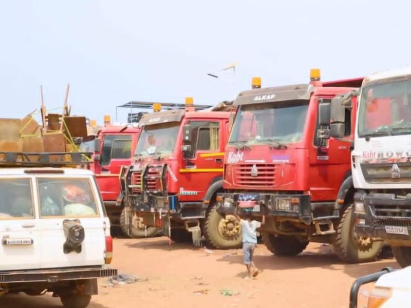 De grands camions sont visibles sur l’axe routier Kalemie-Manono, un corridor stratégique pour le transport des marchandises et les échanges commerciaux