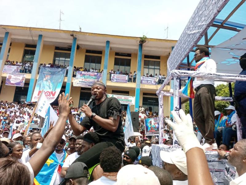 Des jeunes mobilisés à Kisangani lors d’un meeting de soutien aux institutions de la RDC