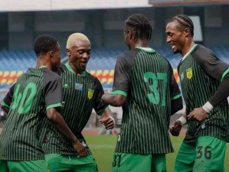 Les joueurs de l'AS Maniema Union en pleine célébration d'un but au Stade des Martyrs.