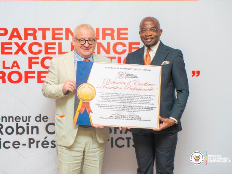 Le ministre d’État Marc Ekila et Robin Cruickshanks lors de la remise du titre de « Partenaire d’Excellence de la Formation professionnelle »