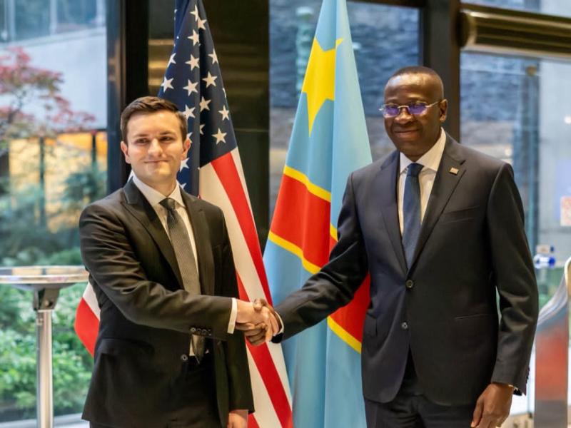 Le vice-Premier ministre de l’Économie, Daniel Mukoko Samba, et Jeremy Wiggins, représentant du Trésor américain