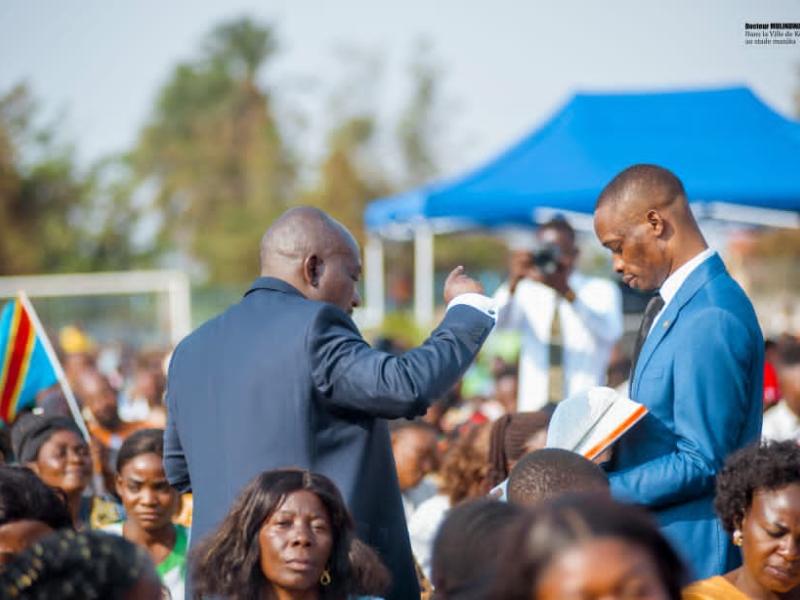 Le prophète Mulindwa Jules en pleine prédication au stade Manika de Kolwezi.