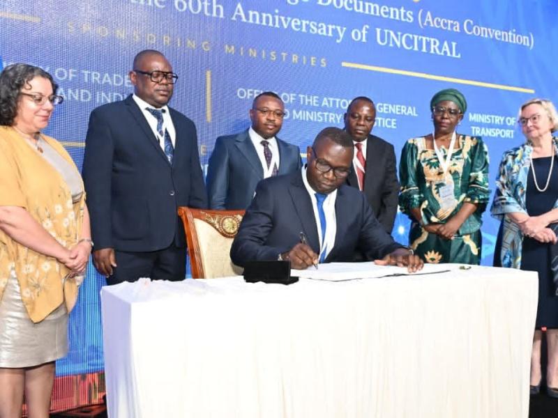 Le ministre du Commerce extérieur, Julien Paluku Kahongya, signe la Convention d’Accra sur les cargaisons négociables en présence de plusieurs personnalités et représentants officiels réunis au Ghana