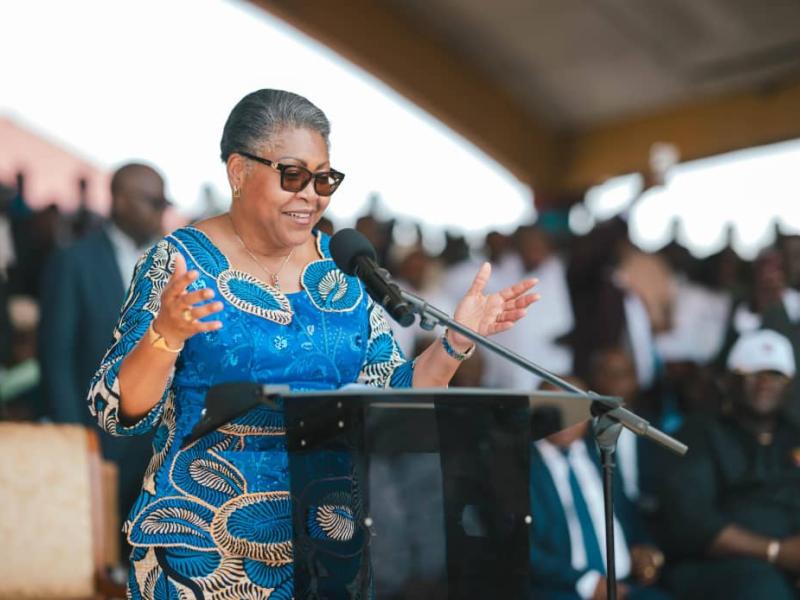 La Première ministre Judith Suminwa Tuluka lors de la cérémonie de lancement des travaux de construction de la centrale photovoltaïque de Mikelenge, à Kindu, dans la province du Maniema.