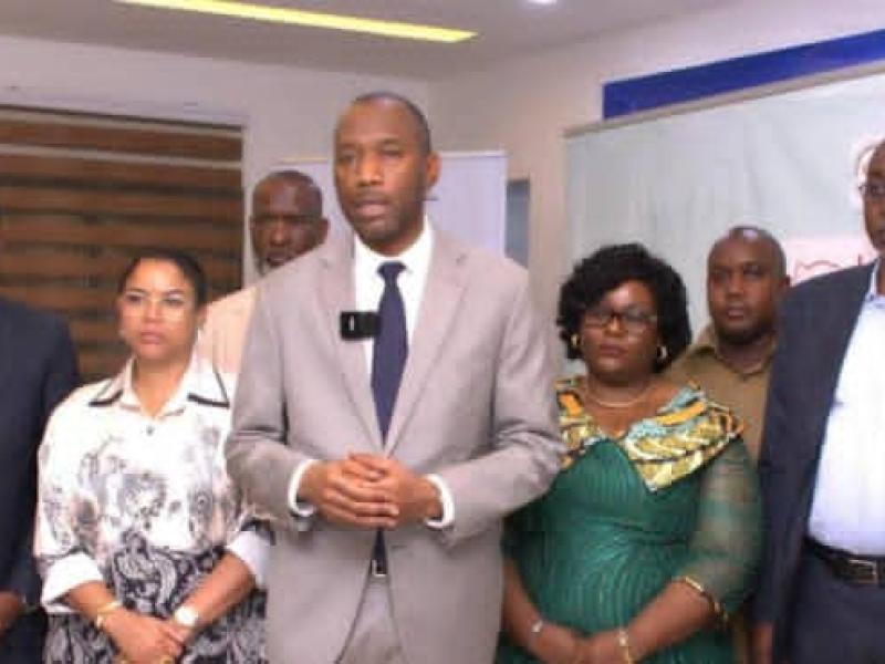 Le directeur général de l’Institut national de santé publique (INSP), le Dr Dieudonné Mwamba Kazadi, entouré de plusieurs participants à la réunion de coordination stratégique multisectorielle consacrée à l’évolution de la situation épidémiologique en RDC.
