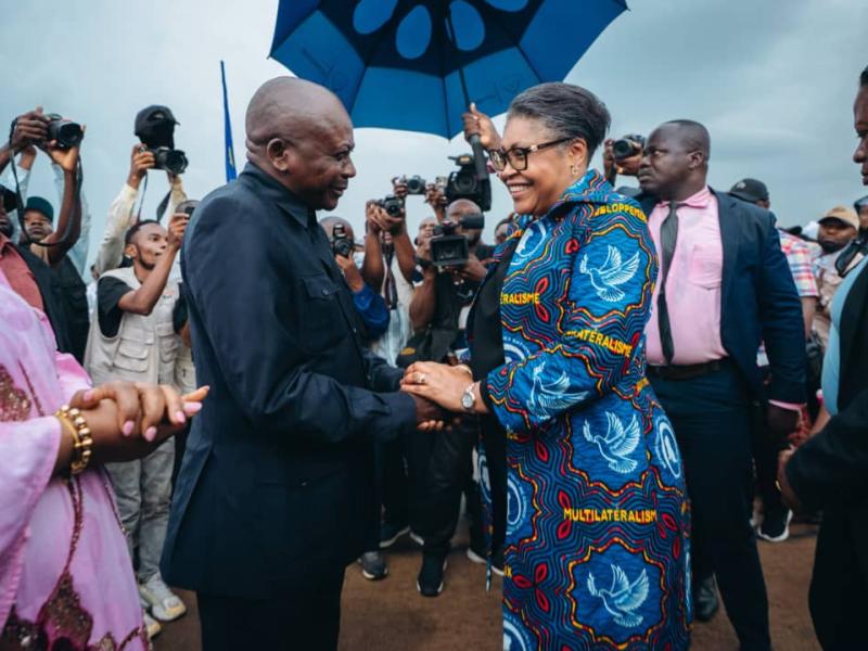 Le gouverneur de la province du Kasaï-Central, Joseph-Moïse Kambulu Nkonko, a accueilli la Première ministre Judith Suminwa Tuluka à Kananga, chef-lieu de la province.