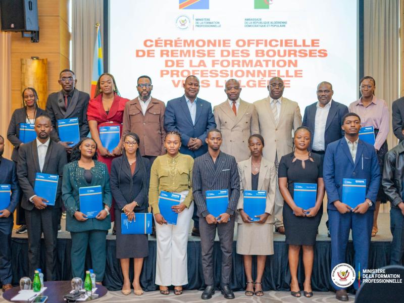 Le ministre d’État, ministre, ministre chargé de la Formation professionnelle, Marc Ekila Likombo, entouré des 15 jeunes boursiers congolais en partance pour l’Algérie.