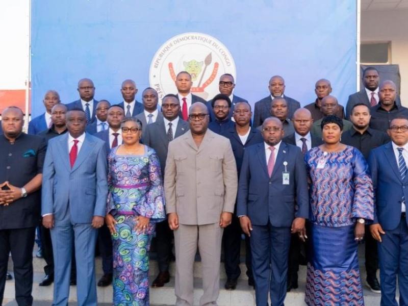 Le président Félix Tshisekedi entouré de la Première ministre, du ministre de l’Intérieur et des gouverneurs de provinces de la RDC