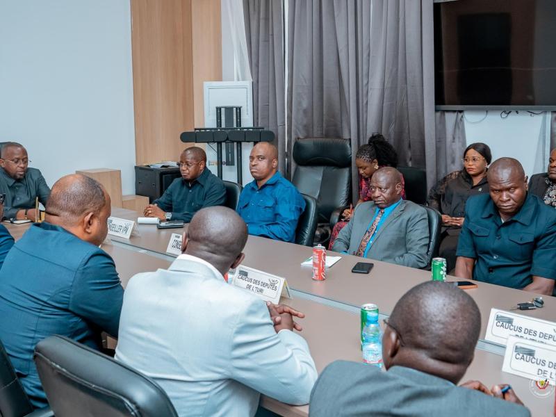 Le VPM en charge de l'Intérieur et Sécurité, Jacquemain Shabani Lukoo, en pleine réunion avec le caucus de députés de l'Ituri