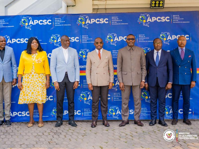 Le ministre d’État chargé de la Formation professionnelle, Marc Ekila (au centre), aux côtés de Freddy Yodi Shembo, DG de l’APCSC, et d’autres responsables, lors d’une séance de travail à Kinshasa