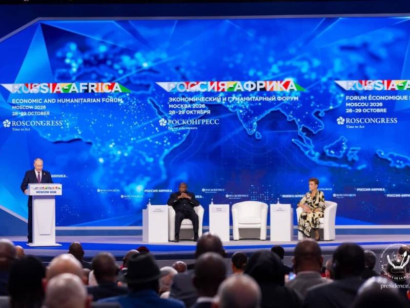 Assis au milieu, le président burundais Evariste Ndayishimiye prend part à l’ouverture du 3e sommet du Forum économique et humanitaire Russie-Arique