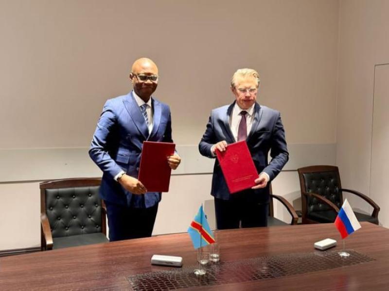 Le ministre congolais de la Santé publique, Roger Kamba, et son homologue russe lors de la signature d’un mémorandum d’entente