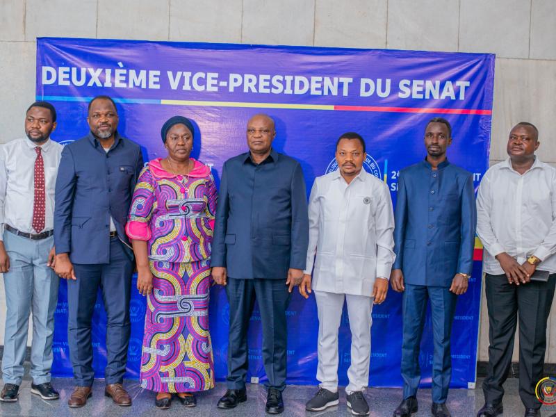 Le deuxième vice-président du Sénat, Norbert Basengezi Katintima (au centre), entouré des membres de la délégation des députés provinciaux du Haut-Uele, reçus à Kinshasa