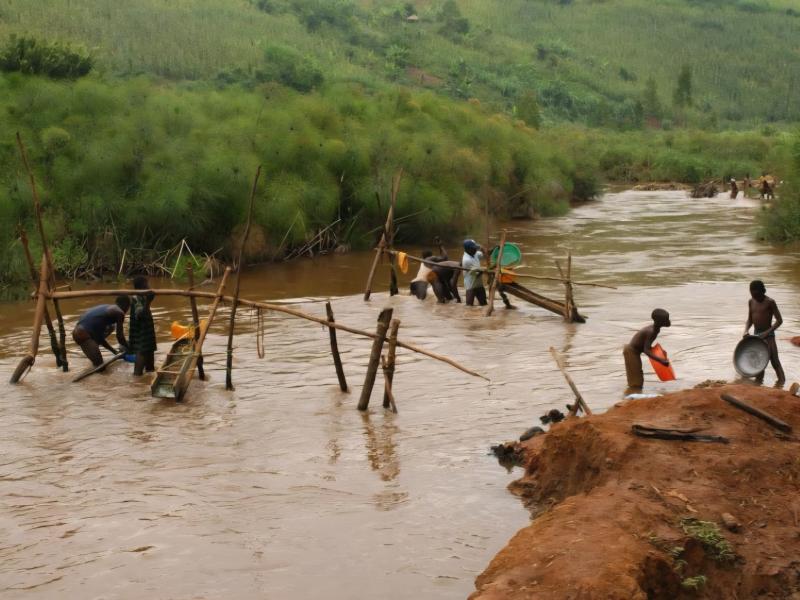 Une rivière affectée par les activités minières [photo d'illustration]