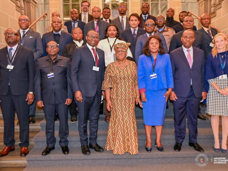 Le ministre du Commerce extérieur, Julien Paluku Kahongya, entouré de représentants de l’Organisation mondiale du commerce (OMC), en marge du troisième Examen de la politique commerciale de la RDC, à Genève