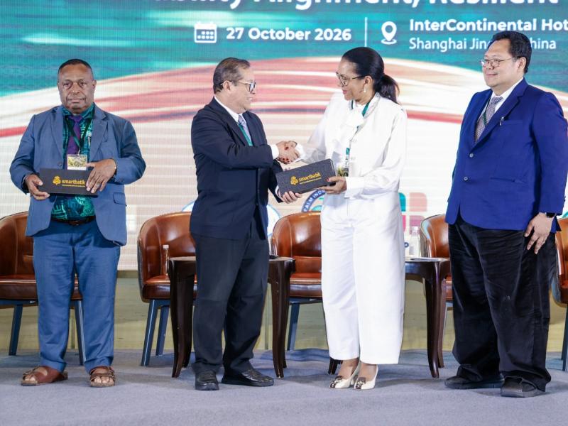 Mme Monique Gieskes, directrice générale de PHC, échange une poignée de main avec un participant à la conférence internationale de Shanghai.