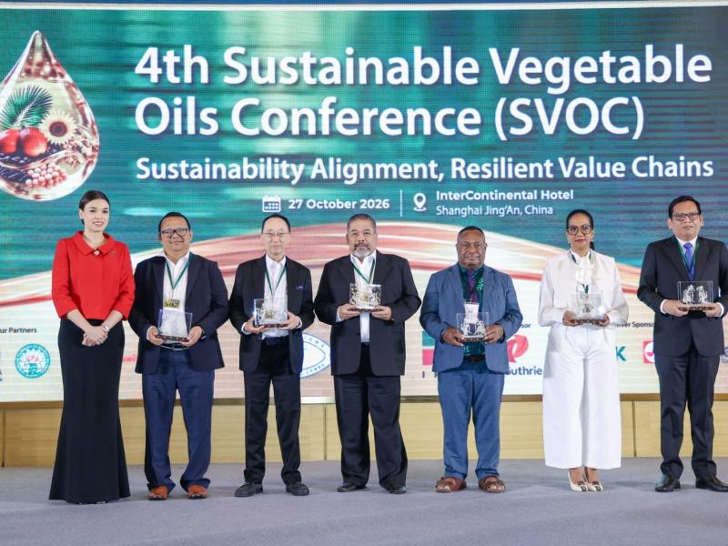 Photo de famille de Mme Monique Gieskes avec des représentants des organisations participantes à la Sustainable Vegetable Oils Conference (SVOC 2026), à Shanghai