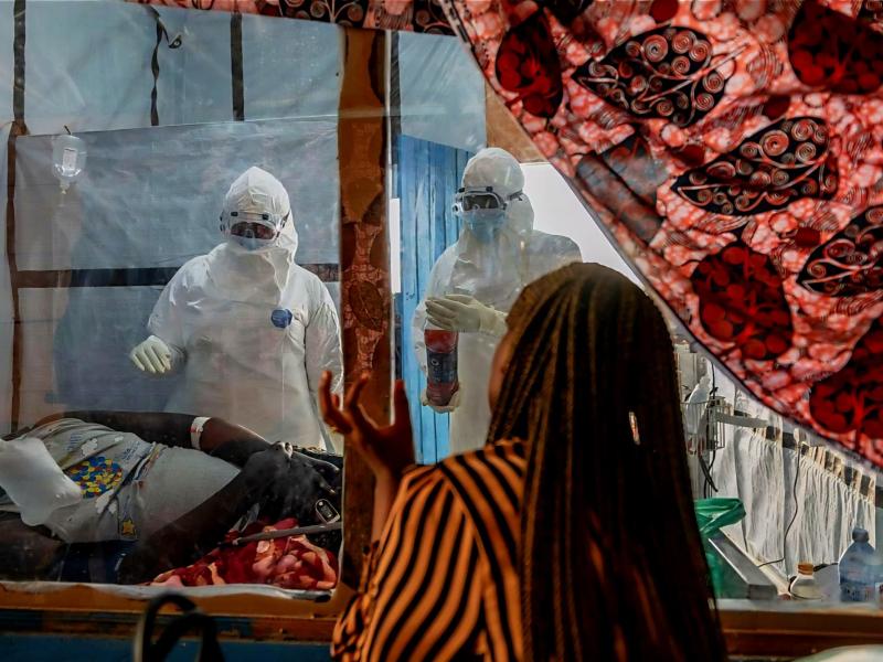 Au centre de traitement Ebola de Kitatumba, à Butembo, le maintien du lien entre les patients et leurs proches participe à leur accompagnement psychosocial
