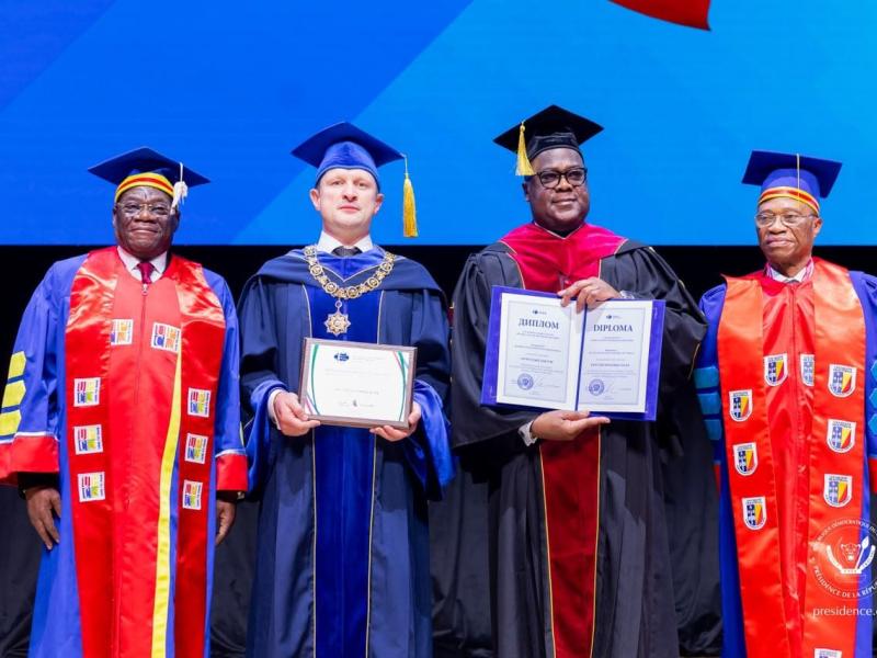 Le président Félix Tshisekedi, pose avec les responsables de l’Université russe de l’Amitié des Peuples (RUDN), à Moscou, après la cérémonie de remise de son titre de Docteur Honoris Causa, ce vendredi 30 octobre 2026