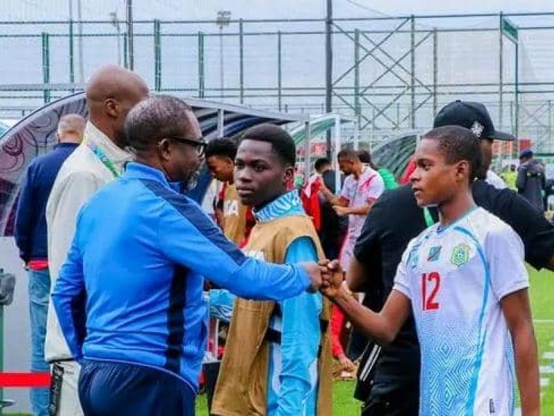 Le président de la FECOFA Véron Mosengo et quelques Léopards U15 à Bakou.
