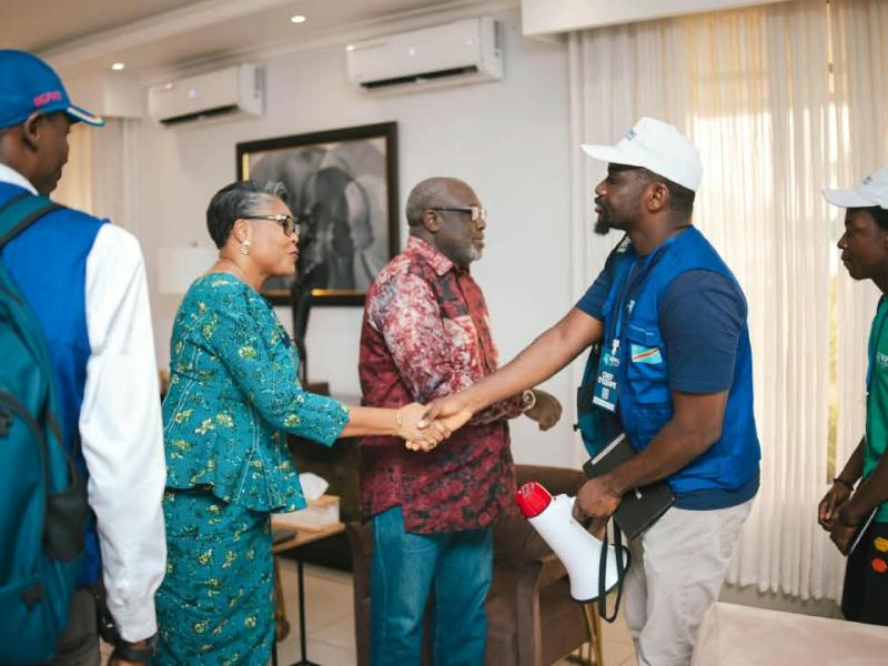 La Première ministre Judith Suminwa, aux côtés de son époux, accueille les agents chargés de la cartographie des ménages dans le cadre du RGPH-2, à sa résidence, ce vendredi 30 octobre 2026.