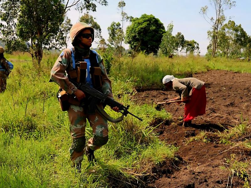 Les Casques bleus de la MONUSCO sécurisent une femme qui vaque à ses activités champêtres dans l’est de la RDC [photo d'illustration]