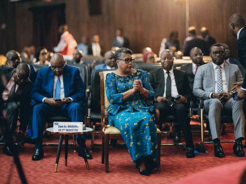 La Première ministre Judith Suminwa Tuluka aux côtés de quelques membres de son équipe gouvernementale, lors de la séance plénière consacrée à l’examen du projet de loi de finances 2027 à l’Assemblée nationale.