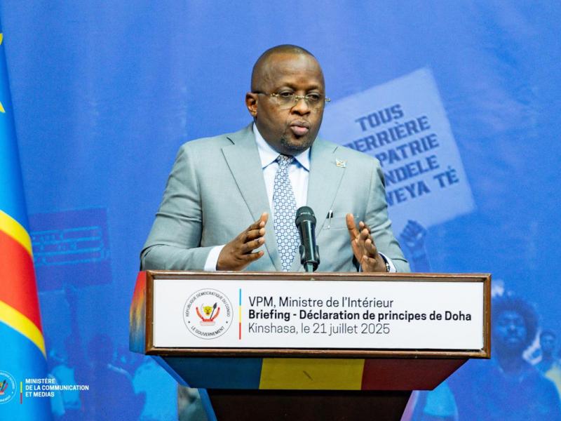 Le vice-Premier ministre de l'Intérieur et Sécurité, Jacquemain Shabani, mardi 21 juillet 2025, lors du briefing de presse avec son collègue de la Communication et Médias, Patrick Muyaya, à Kishasa.