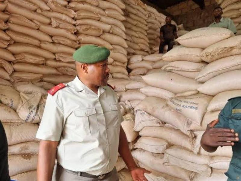 Le commandant du Service national, le lieutenant-général Jean-Pierre Kasongo Kabwik, dans un dépôt de farine de maïs produite par les bâtisseurs de la nation.