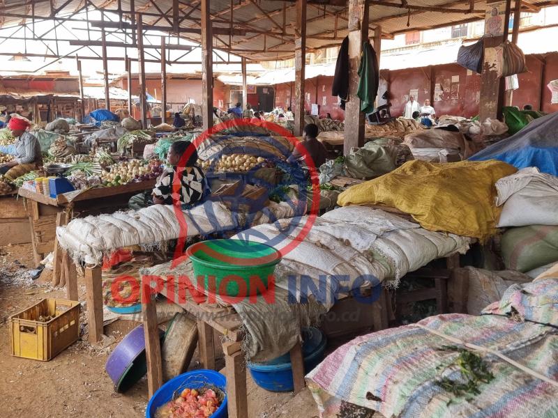 Des vendeuses des denrées alimentaires sans clients au marché central de Butembo