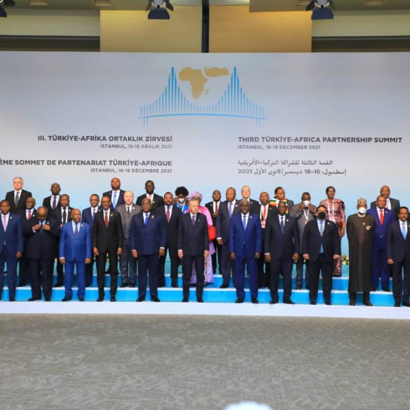 Le président turc, Recep Erdogan pose avec une quinzaine de chefs d'État de gouvernement africains