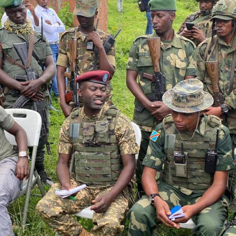 En tenue militaire de gauche à droite (en avant): le colonel Imani Nzeze, le Colonel Julien Mahano et le Major Willy Ngoma tous officiers militaires du mouvement du 23 mars lors de la remise du camp militaire de Rumangabo à la force régionale de l'EAC