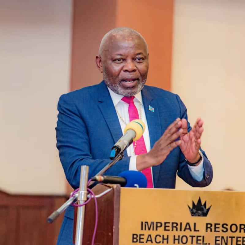 3 ème Conférence interparlementaire à Entebbe (Ouganda) : Vital Kamerhe exhorte les dirigeants à s’unir pour la paix et l’avenir de l’Afrique  Par Prehoub Urprus   À l’occasion de la 3ème Conférence interparlementaire africaine sur les défis mondiaux émergents, qui se tient, à Entebbe, en Ouganda, le Président de l’Assemblée nationale de la RDC -République démocratique du Congo-, Vital Kamerhe, a lancé,  samedi 10 mai 2025, un appel fort à ses homologues du continent.  Dans son intervention, le Speaker de l