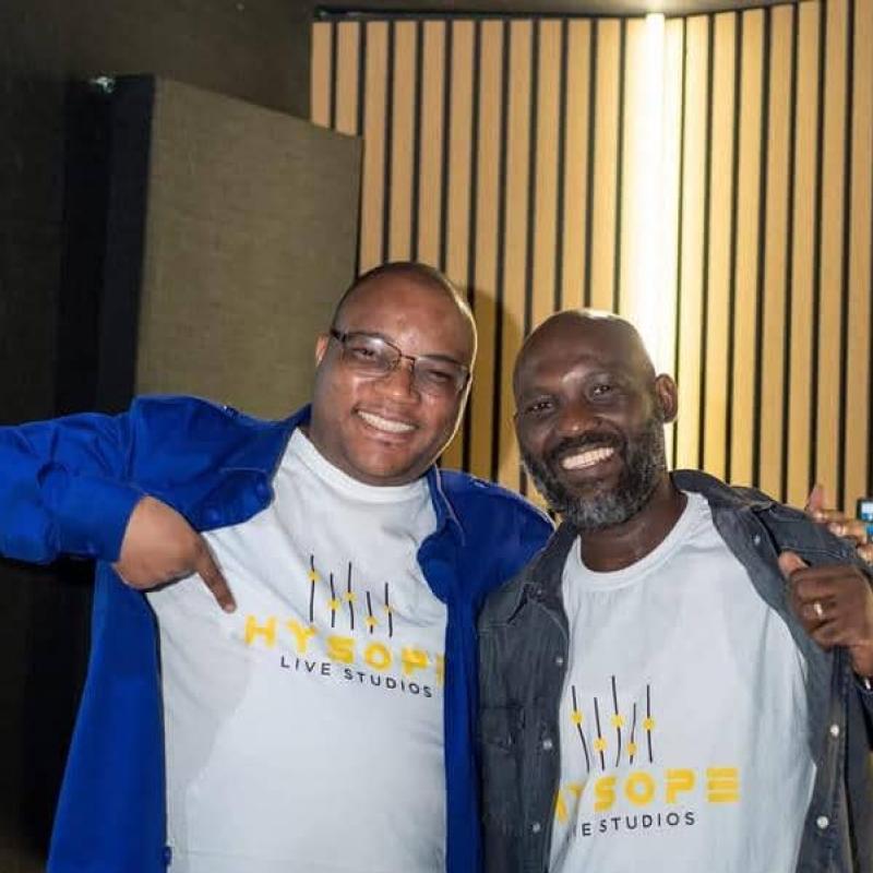 Henry Papa Mulaja et un ingénieur de son, à Abidjan. [Photo d'illustration]
