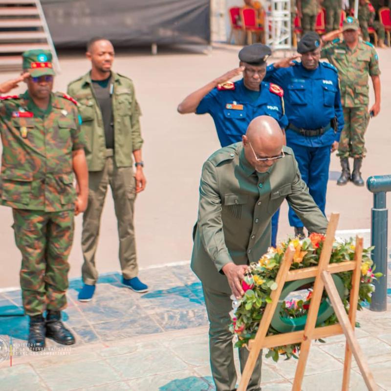 Au nom du Commandant suprême des FARDC,  le VPM Guy Kabombo a rendu, ce 17 mai 2025, hommages aux militaires qui défendent la souveraineté territoriale de la RDC