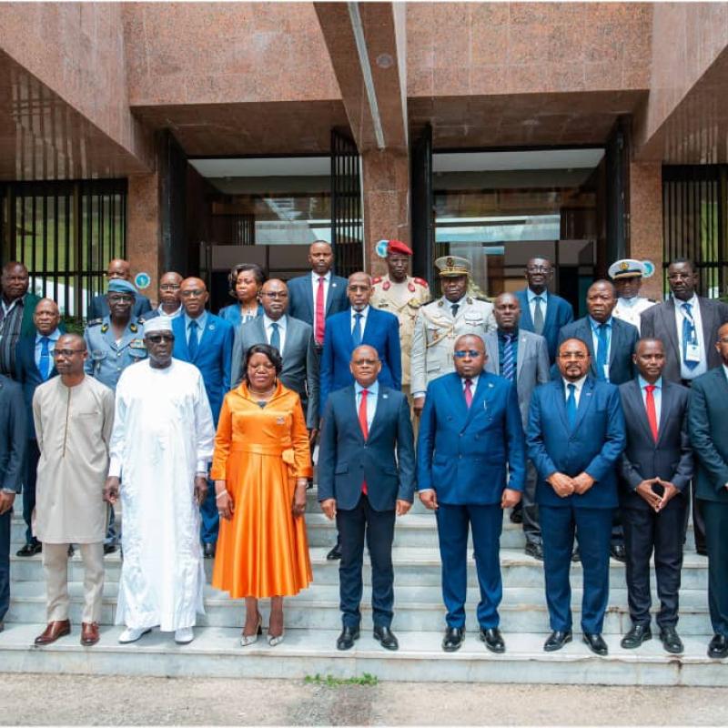 Photo de famille après une réunion ministérielle du COPAX présidée par le VPM Jacquemain Shabani à Libreville (Gabon)