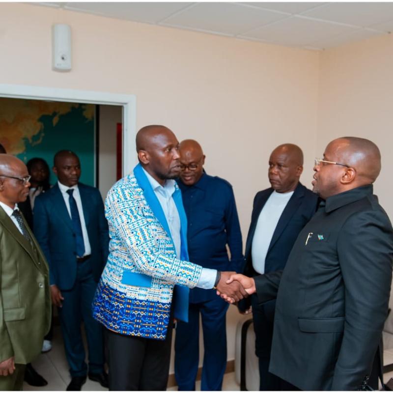 Le VPM Jacquemain Shabani acceuilli par l’Ambassadeur de la RDC à Libreville pour participer à la 26ᵉ session ordinaire de la CEEAC