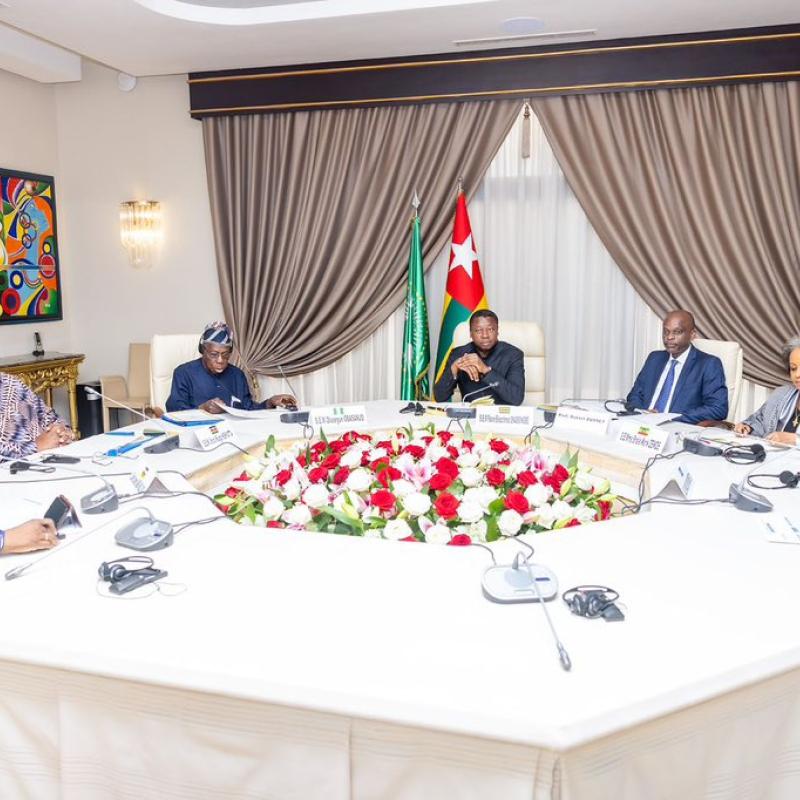 Le Président togolais Faure Gnassingbé avec les cofacilitateurs désignés par l’Union Africaine entant que médiateurs de la crise sécuritaire dans l’est de la RDC