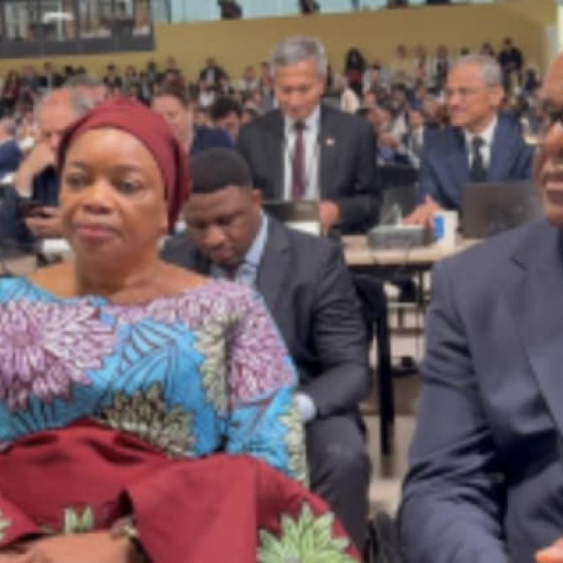 La ministre de l'environnement Eve Bazaiba au côté de l'ambassadeur de la RDC en France, Émile Ngoy Kasongo [photo d'illustration]