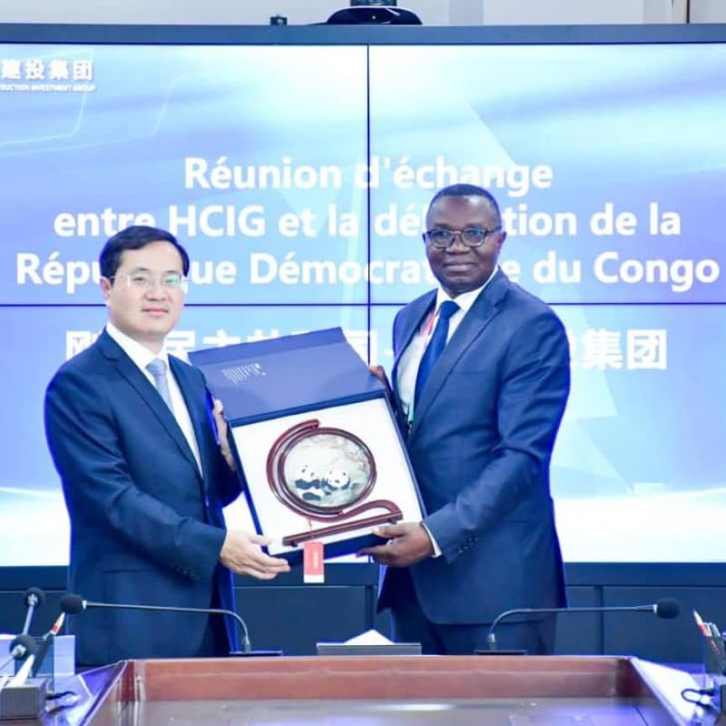 Tang Ding, Directeur général de l’entreprise chinoise Hunan Construction Investment avec Julien Paluku Kahongya, ministre congolais de Commerce extérieur