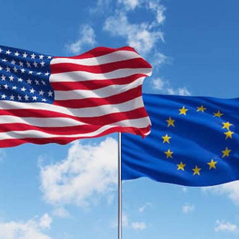 Les drapeaux des États-Unis et l'union européenne [photo d'illustration]