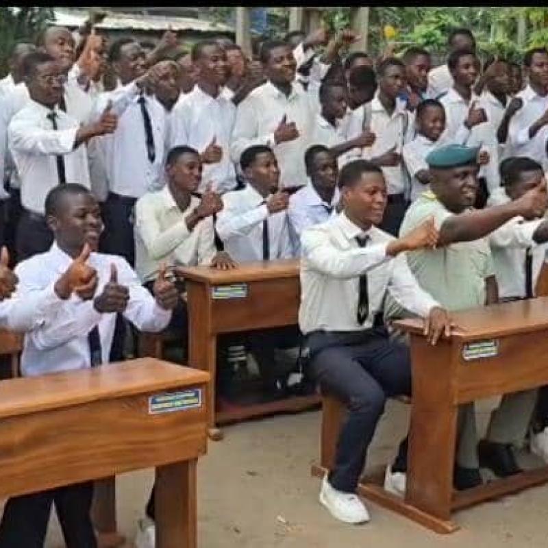 Un membre du Service National et plusieurs élèves du collège Saint Théophile de Lemba.