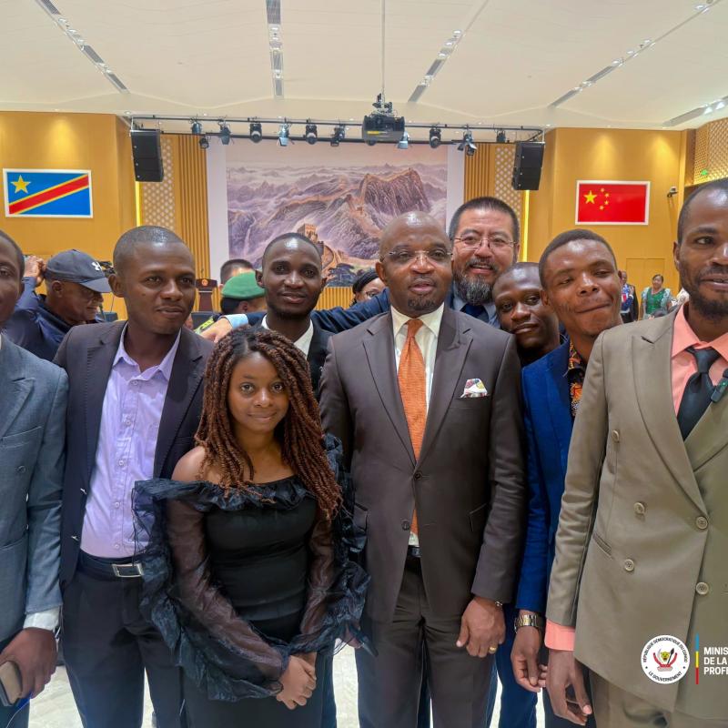 Le ministre d'État, ministre en charge de la formation professionnelle Marc Ekila, entouré de quelques jeunes congolais ayant participé à la conférence sino-congolaise sur la formation professionnelle tenue à Kinshasa