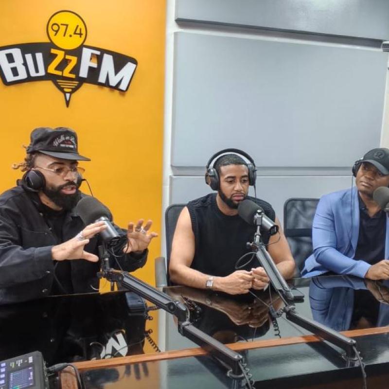 L'humoriste Fary, à l'extrême gauche de la photo, lors d'une conférence de presse tenue au Showbuzz, à Kinshasa