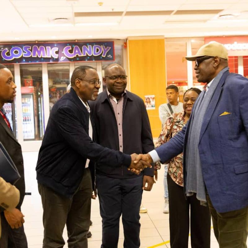 Arrivée de Louis Watum Kabamba, ministre des Mines de la RDC, au Cap (Afrique du Sud) pour participer à l’African Mining Indaba 2026.