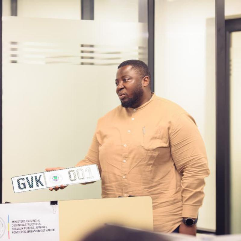 Alain Tshilungu présente la nouvelle plaque pour les membres du gouvernement provincial de Kinshasa [Photo d’illustration]