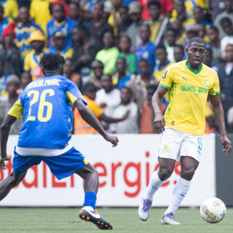 Un défenseur de Lupopo et un attaquant de Mamelodi Sundowns, au stade TP Mazembe.